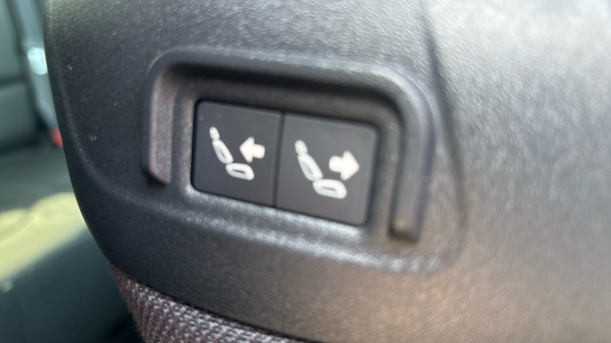 Land Rover Defender 5.0 P525 V8 90 Edition 3dr Auto Petrol Estate - Image 36